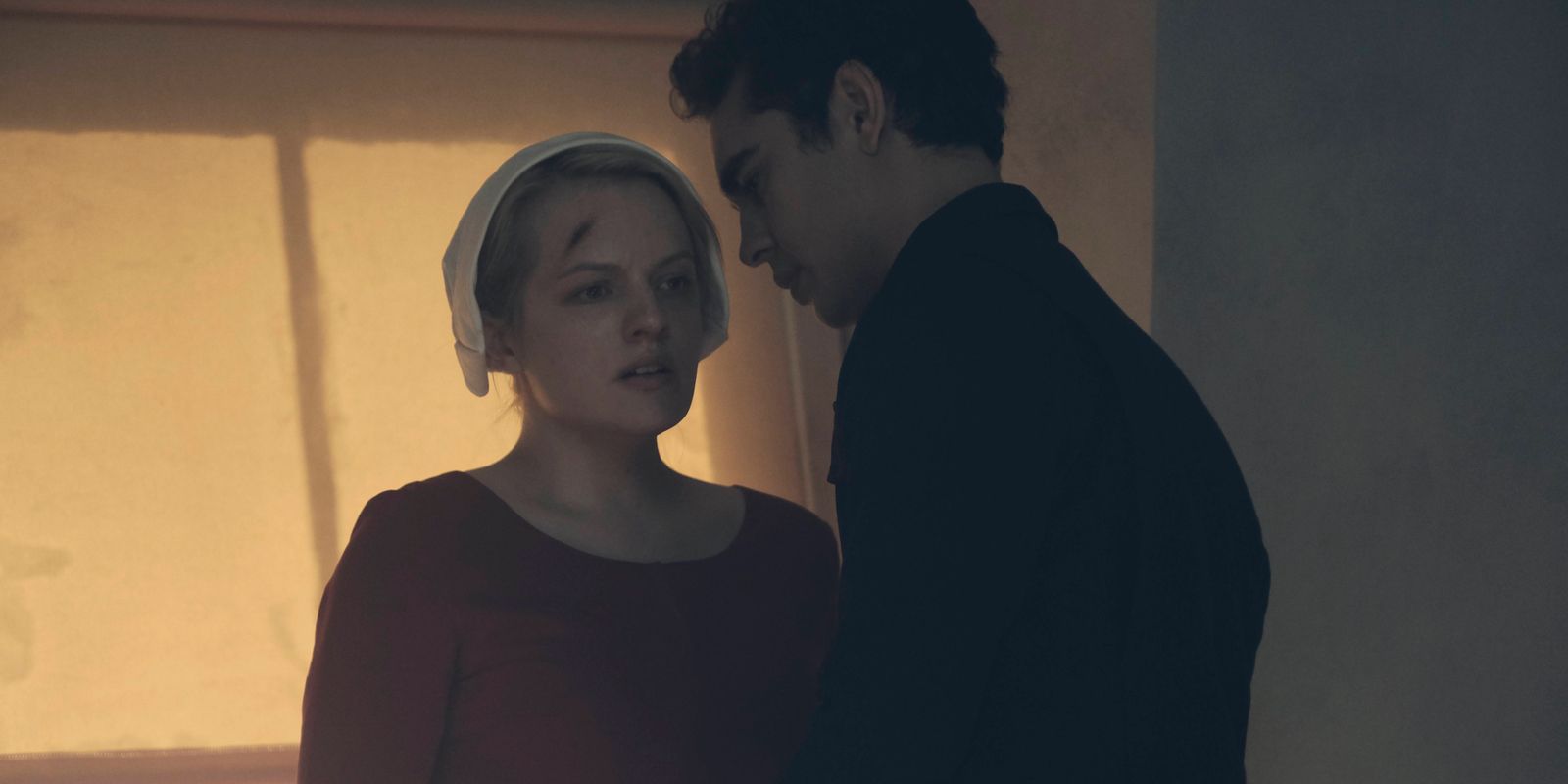 Margaret Atwood Helps Handmaid S Tale Season 2 Screenrant