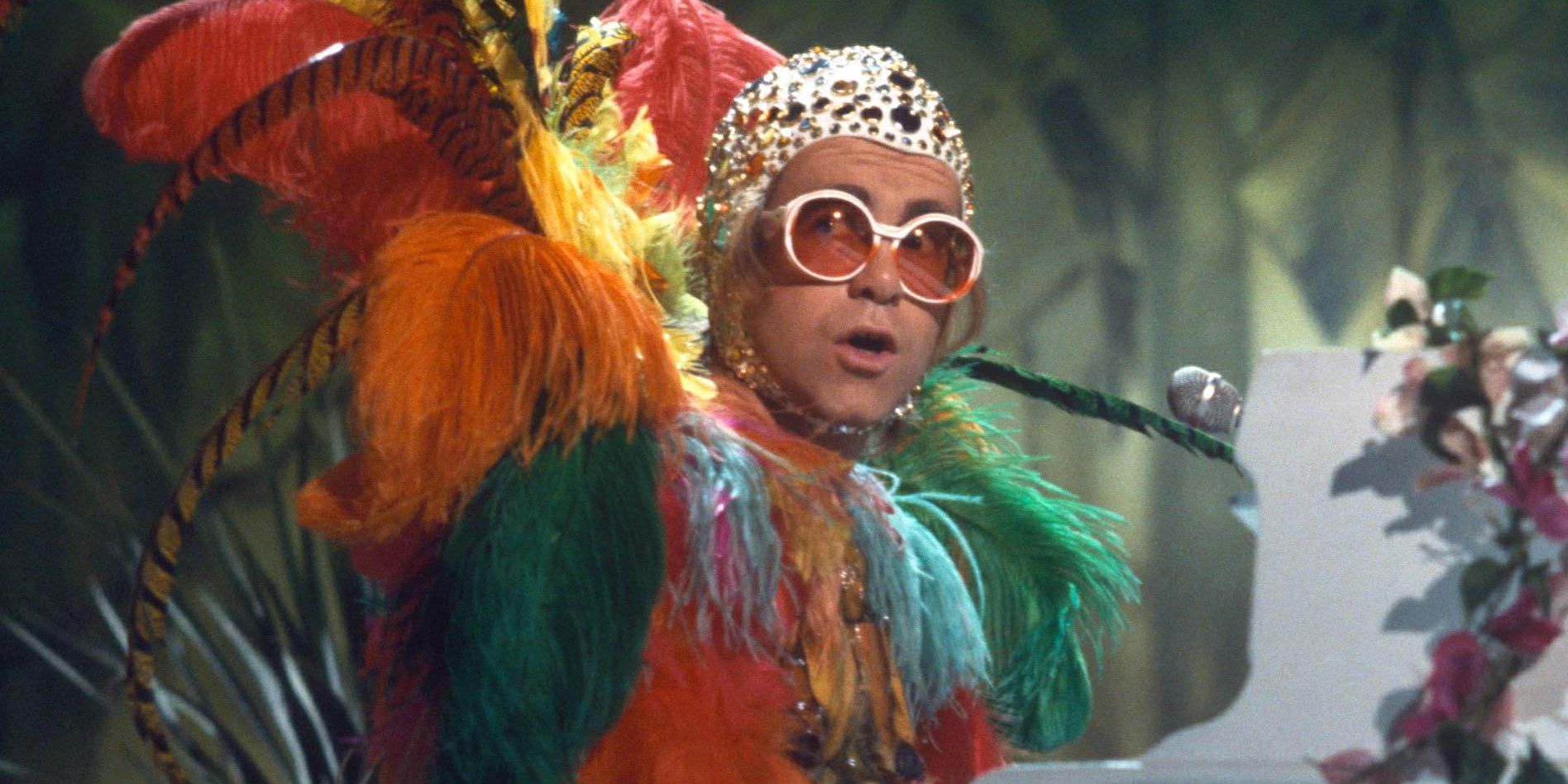 Элтон джон молодой. Элтон джон бони м. Элтон джон в оранжевых очках. Элтон джон бони м. Элтон джон 1975.