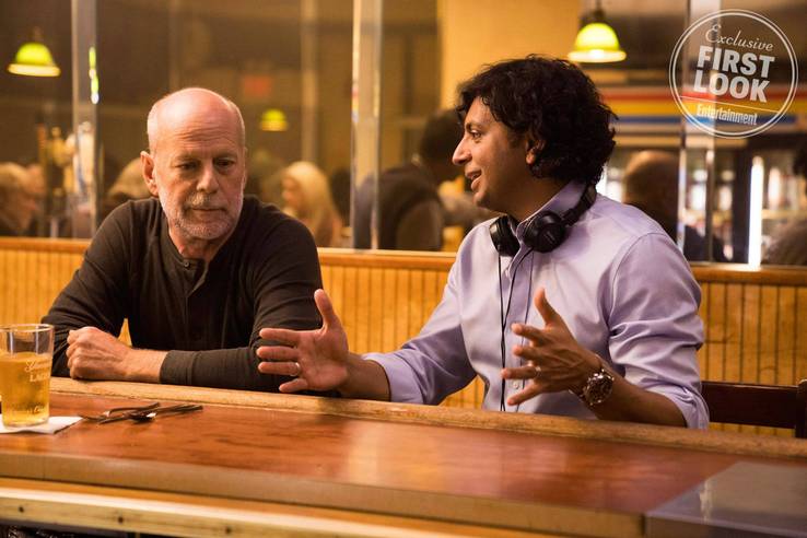 Glass de M Night Shyamalan - Page 2 Bruce-Willis-and-M-Night-Shyamalan-on-the-Glass-set