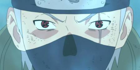 Eine Nahaufnahme von Kakashi mit dem Mangekyo Sharingan in beiden Augen in Naruto