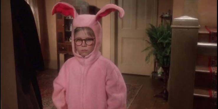 Peter Billingsley como Ralphie en traje de Conejo Rosa en Una historia de Navidad