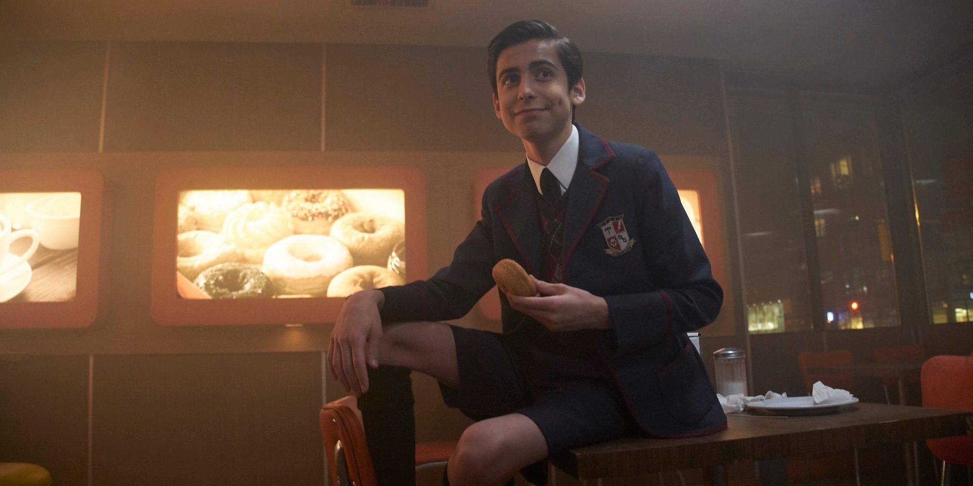 Umbrella Academy 5 Reasons Five Is The Best Character (& 5 Reasons Hes The Worst)
