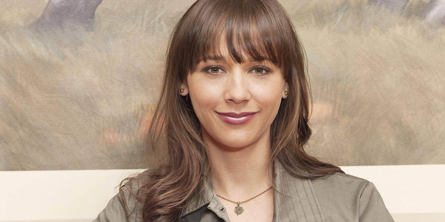 Ann worked. Rashida Jones Parks and Recreation. Рашида Джонс Максим. Рашида Джонс 1998. Rashida Jones young.