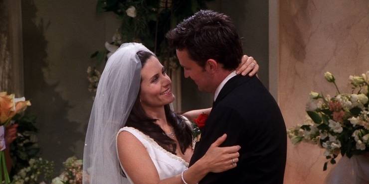 Matthew-Perry-and-Courteney-Cox-in-Friends-For-entry-Chandler-puts-his-foot-down-over-the-wedding.jpg (740×370)