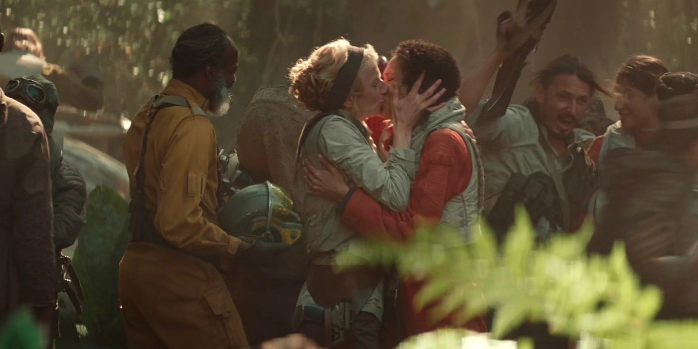 Fotograma de el spisodio IX de Star War: El ascenso de Skywalker que muestra a dos mujeres besándose.