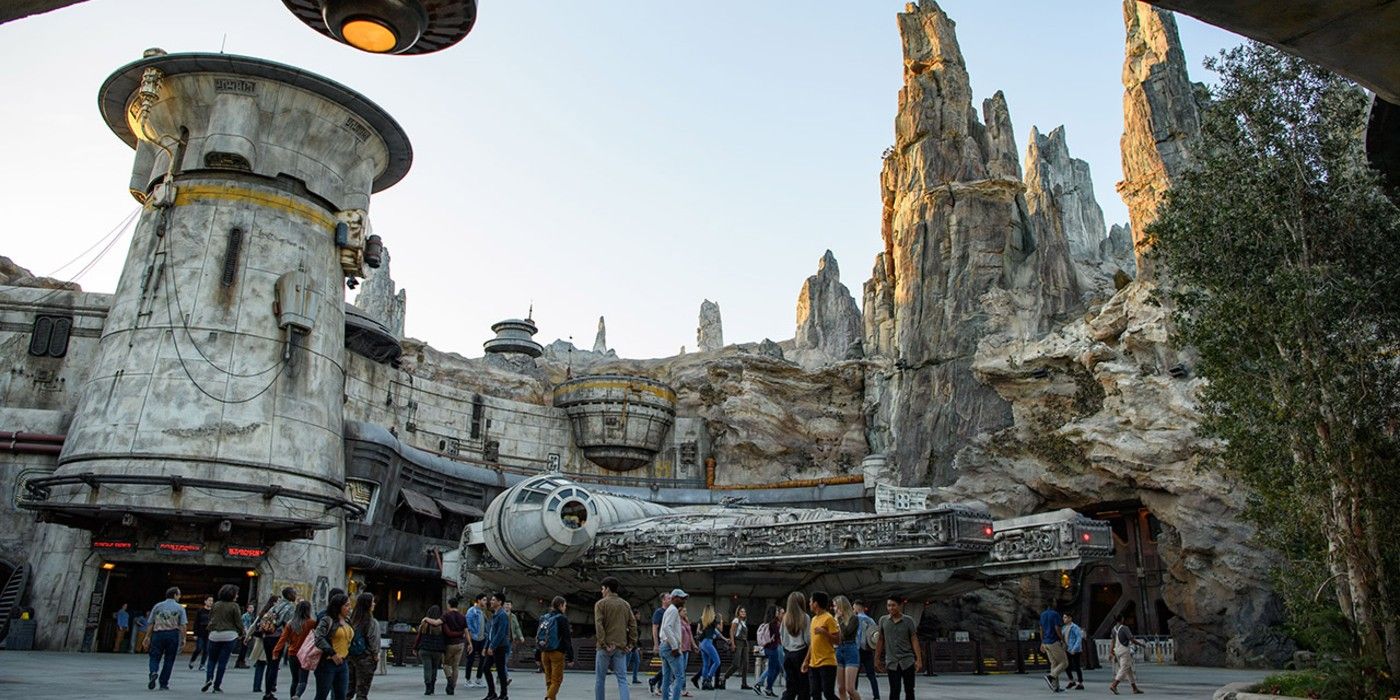 Star Wars Holiday Special Event Teased For Galaxy’s Edge Theme Park