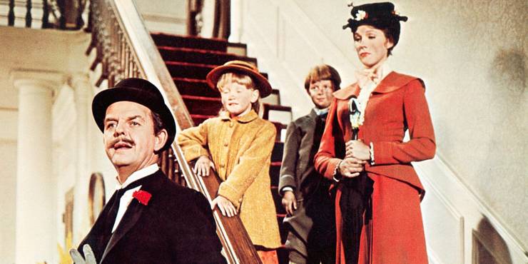 Mary Poppins (Julie Andrews) met Mr. Banks en kinderen in "Mary Poppins."