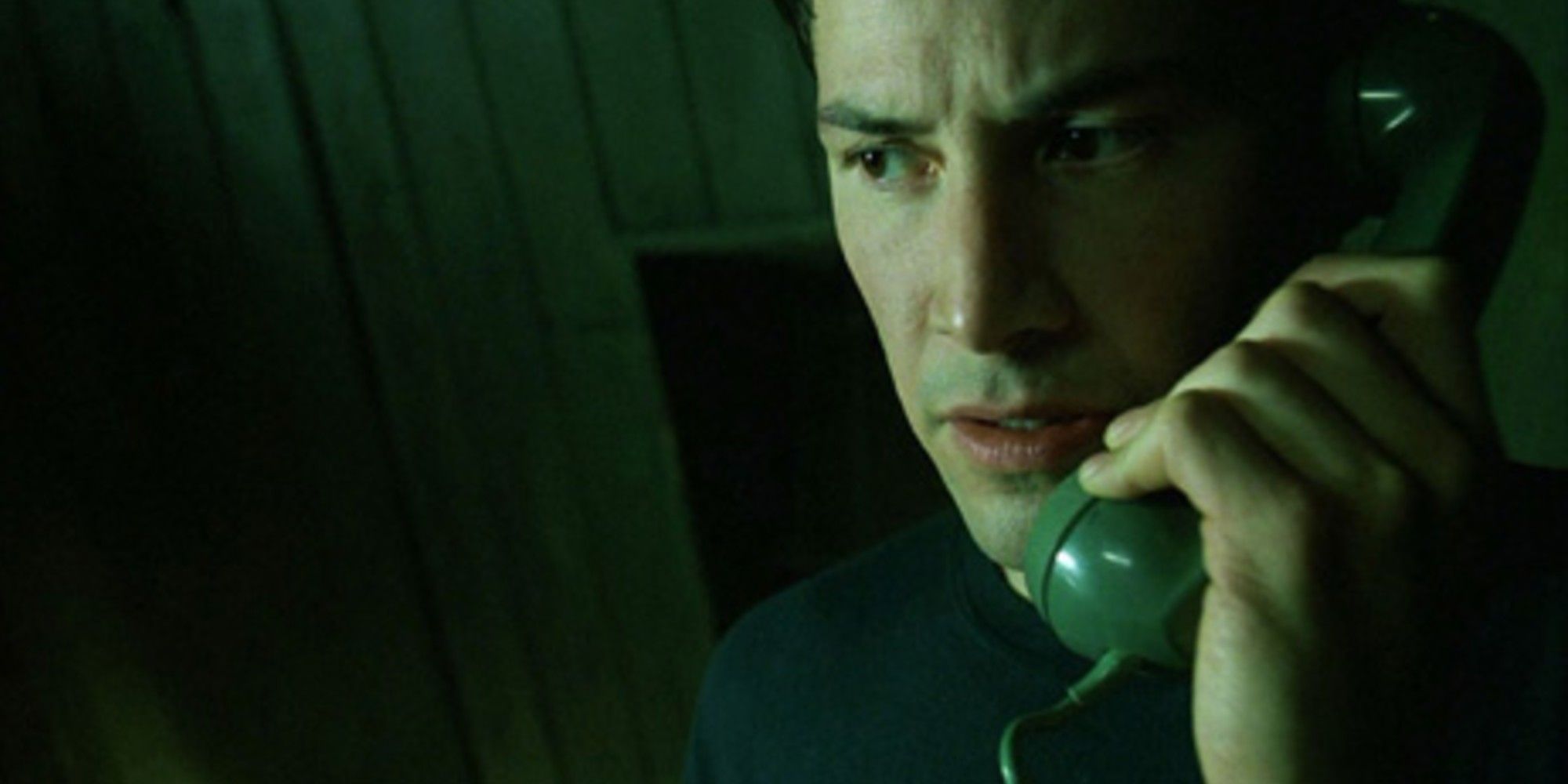 Matrix: Por que a única maneira de entrar ou sair é por meio de linhas telefônicas? 1