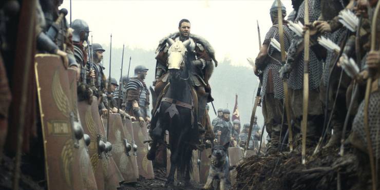 Maximus a cavalo ladeado pelas suas legiões romanas do exército