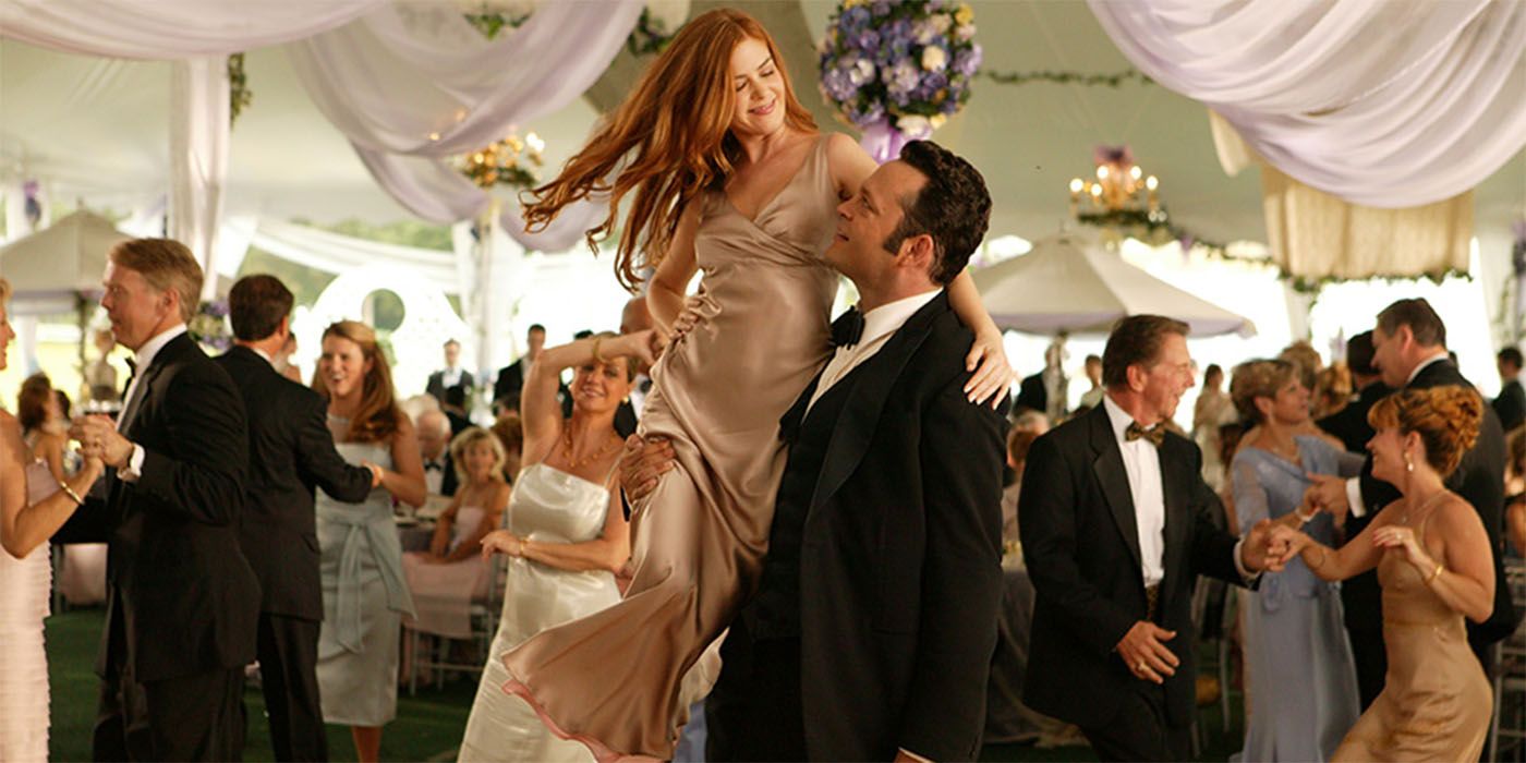 Isla Fisher is 100 Down for Wedding Crashers 2 Screen Rant