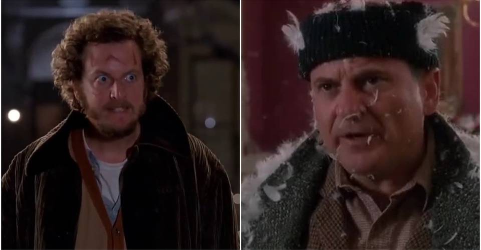 Марв слева и Гарри справа от одного дома.