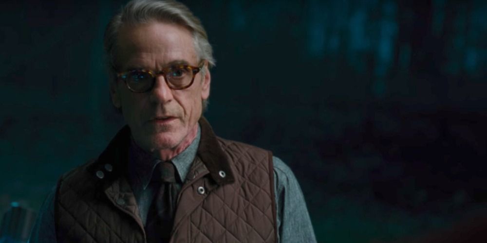 Alfred looks at Superman in Zack snyders Justice League