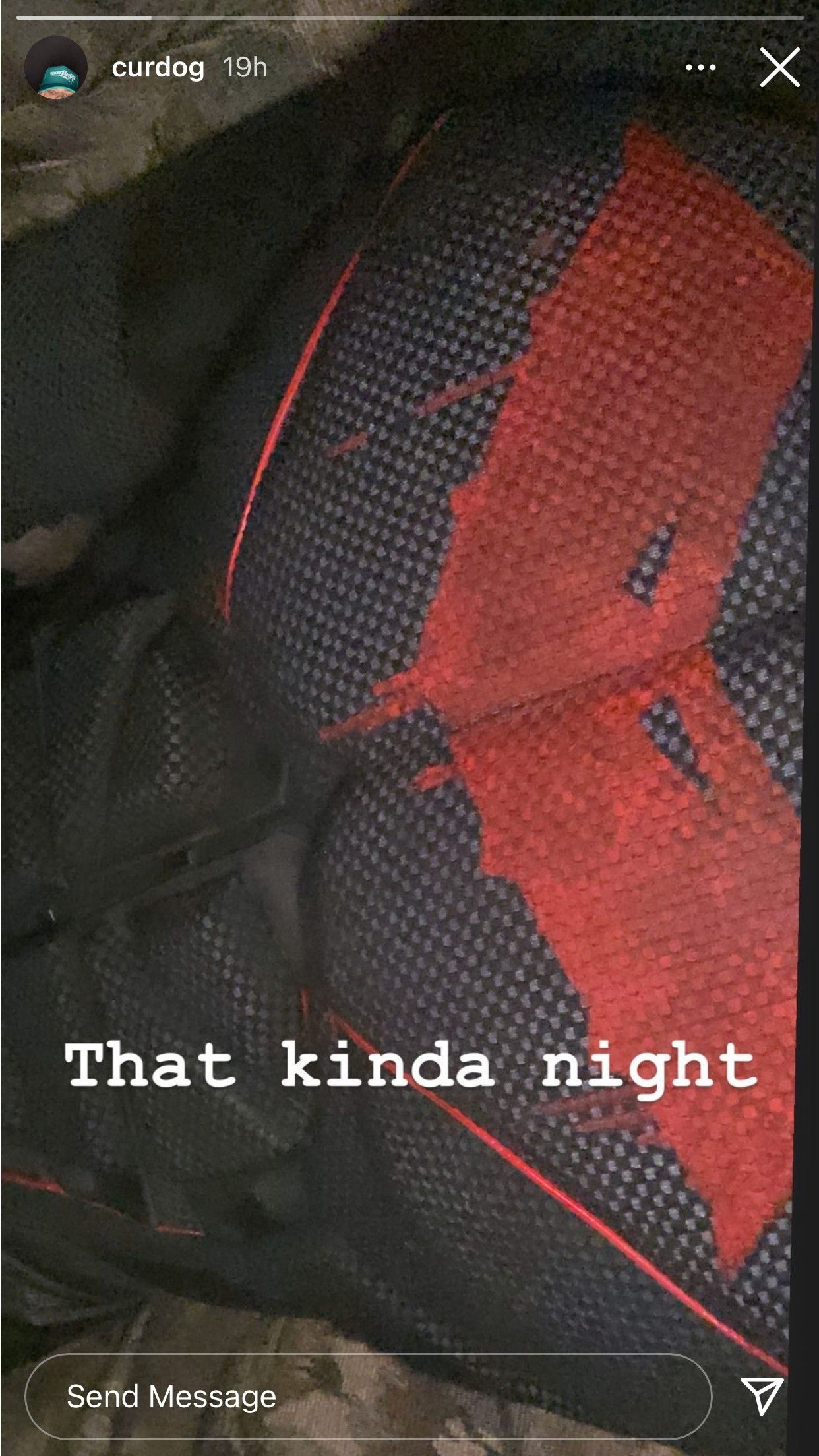 Foto do conjunto da 3ª temporada do Titans mostra uma imagem aproximada do traje e logotipo do capuz vermelho texturizado 2