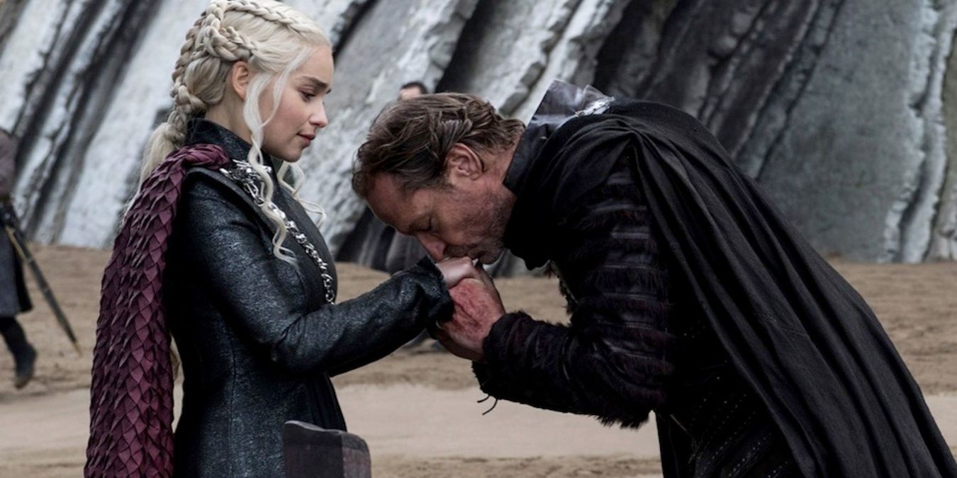 Daenerys and Jorah in Dragon Stone Jorah kissing her hands