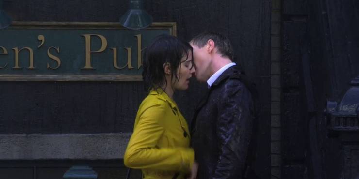 Robin-and-Barney-nearly-kiss-outside-MacLarens-during-the-storm-in-How-I-Met-Your-Mother.jpg (740×370)