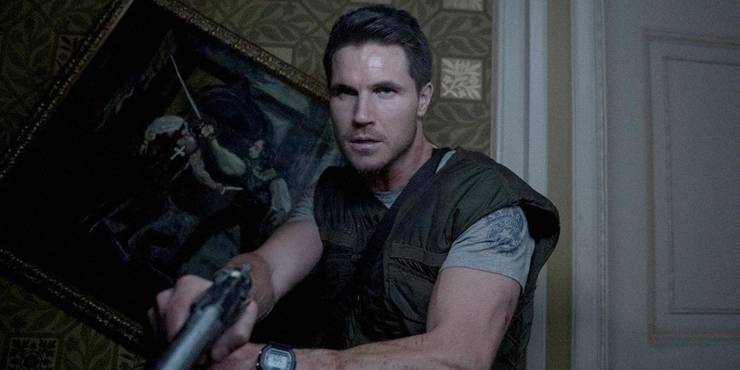 https://static3.srcdn.com/wordpress/wp-content/uploads/2021/11/Robbie-Amell-as-Chris-Redfield-in-Resident-Evil-Welcome-to-Raccoon-City.jpg?q=50&fit=crop&w=740&h=370&dpr=1.5
