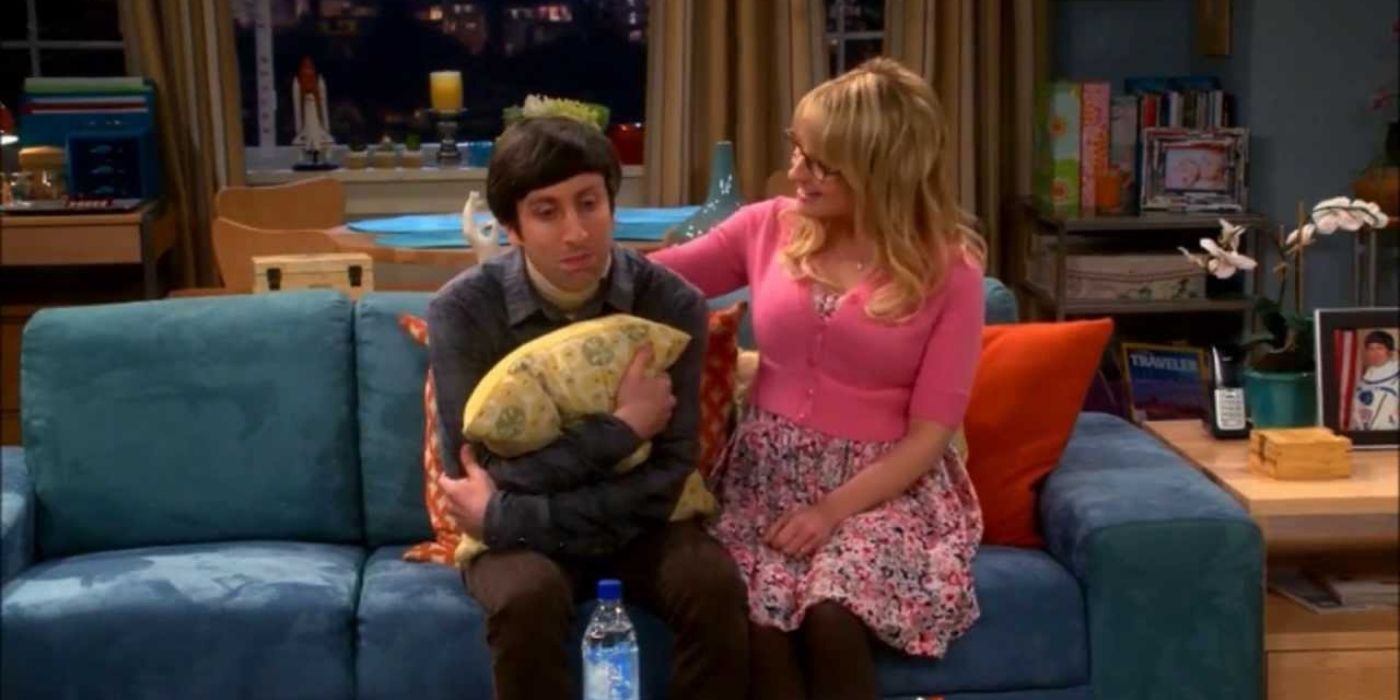 Bernadette and Howard hugging on a couch in TBBT