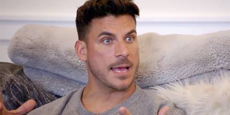 Vanderpump RulesのMax Taylorは、椅子に座って、生き生きと何かについて話しています。
