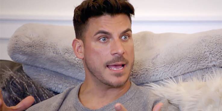 Vanderpump RulesのMax Taylorは、椅子に座って、生き生きと何かについて話しています。