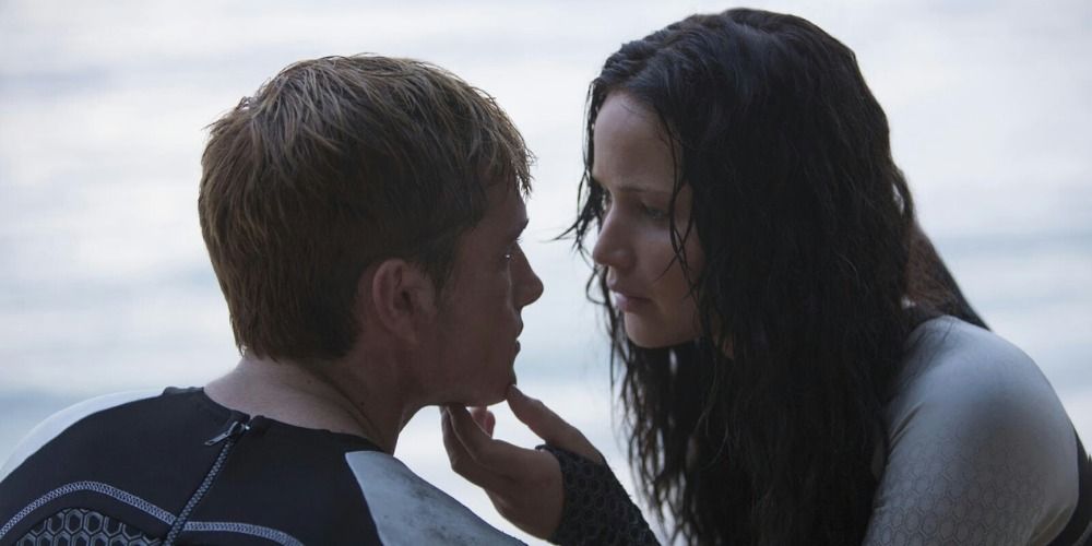 An image of Katniss holding Peetas face in Catching Fire