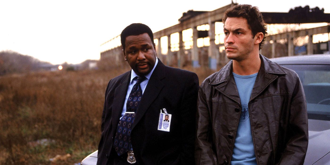 Jimmy and Bunk standing by a car in The Wire