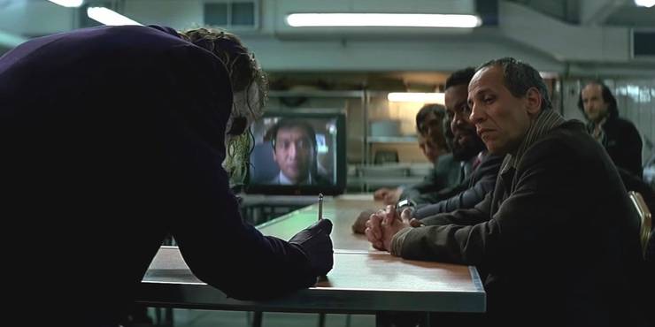 The-Joker-sets-up-the-pencil-trick-in-The-Dark-Knight.jpg (740×370)