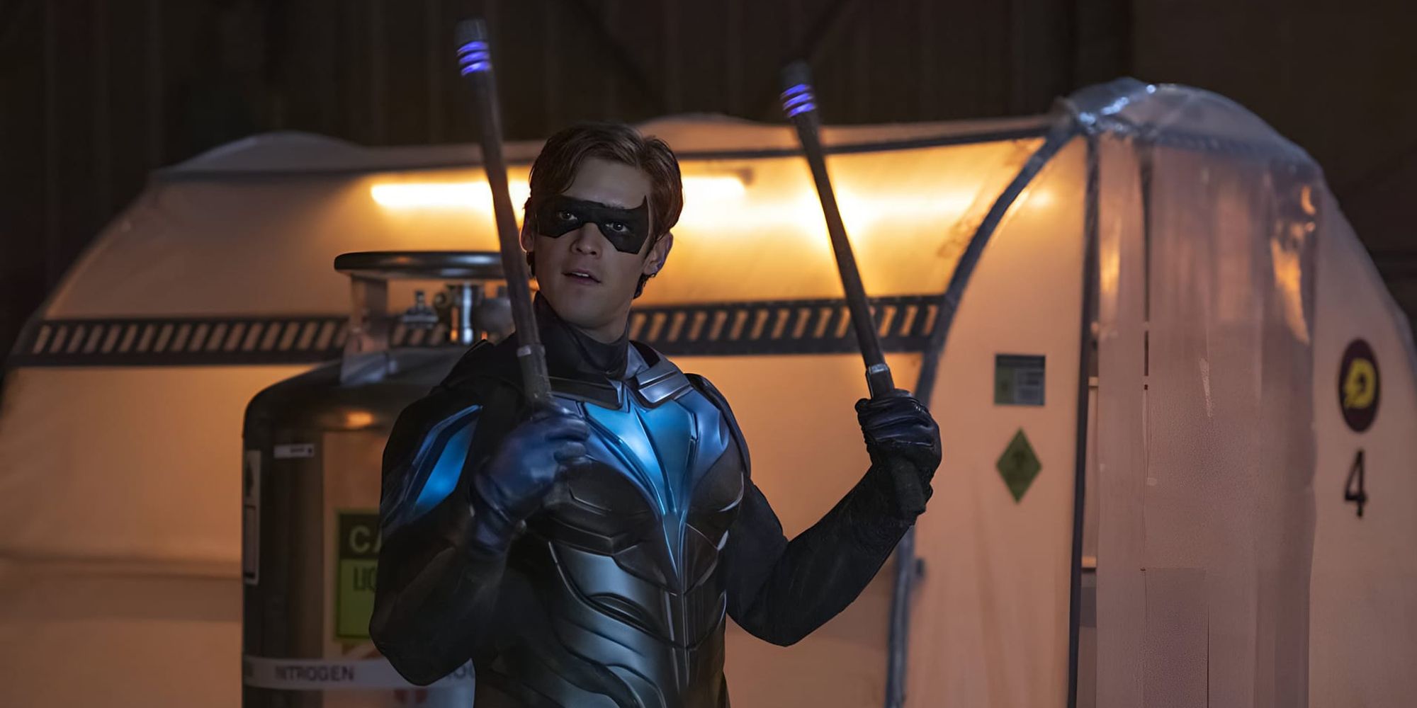 Brenton Thwaites as Nightwing wielding his escrimas in HBO Maxs Titans