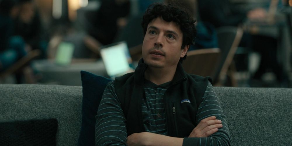 Patagonia Fleece vest of Jon Bass as Garrett Camp in Super Pumped The Battle For Uber S01E01 Grow or Die 2022