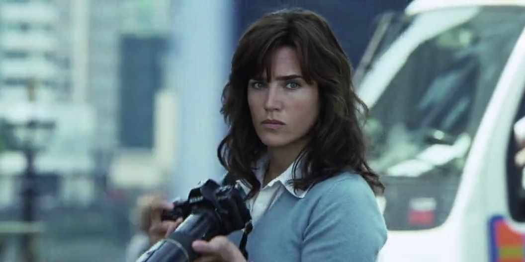 Jennifer Connelly with a camera in Blood Diamond Cropped